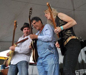 Mike Schermer (l) and Laurie Morvan (r) check out Chris Cain's chops. Photo credit: Mike Shea