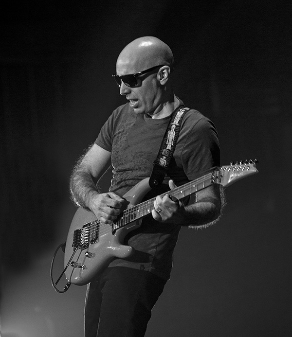 Joe Satriani Live : Guitar Reviews